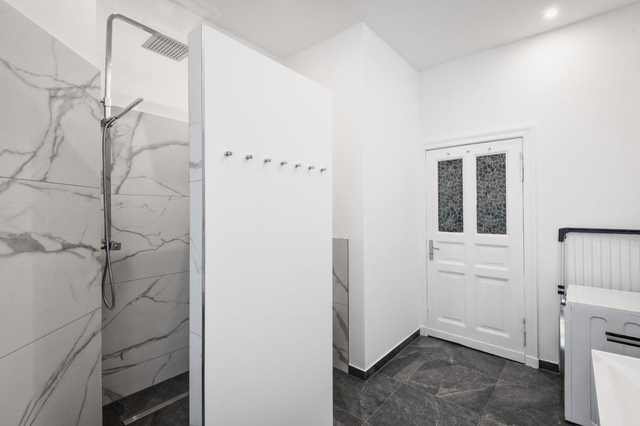 Riesiges Apartment Nahe Kudamm Sehr Schoner Altbau 123M2 Gross 12 Gaste Berlin Eksteriør bilde